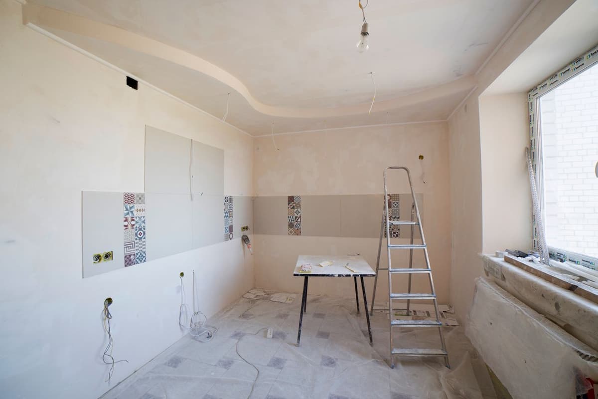 Pièce en fin de rénovation, avant le nettoyage de chantier