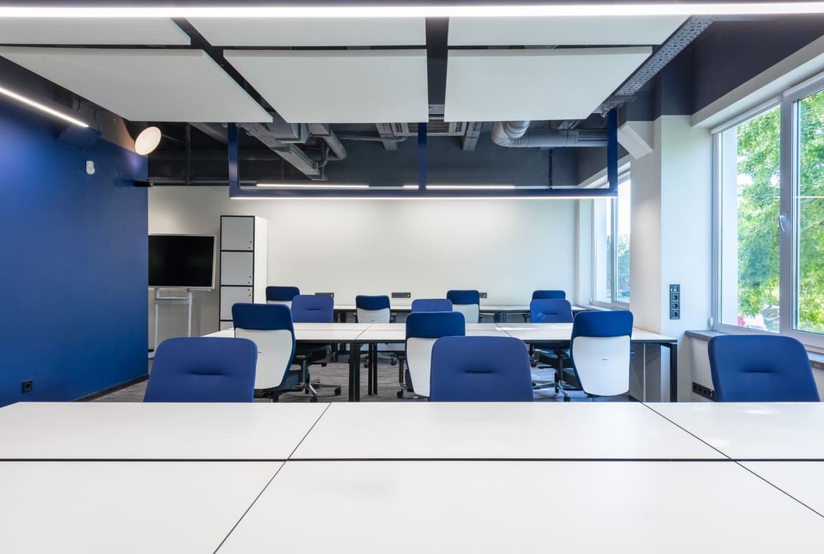 Bureaux et salle de réunion propres, prêts à l'ouverture