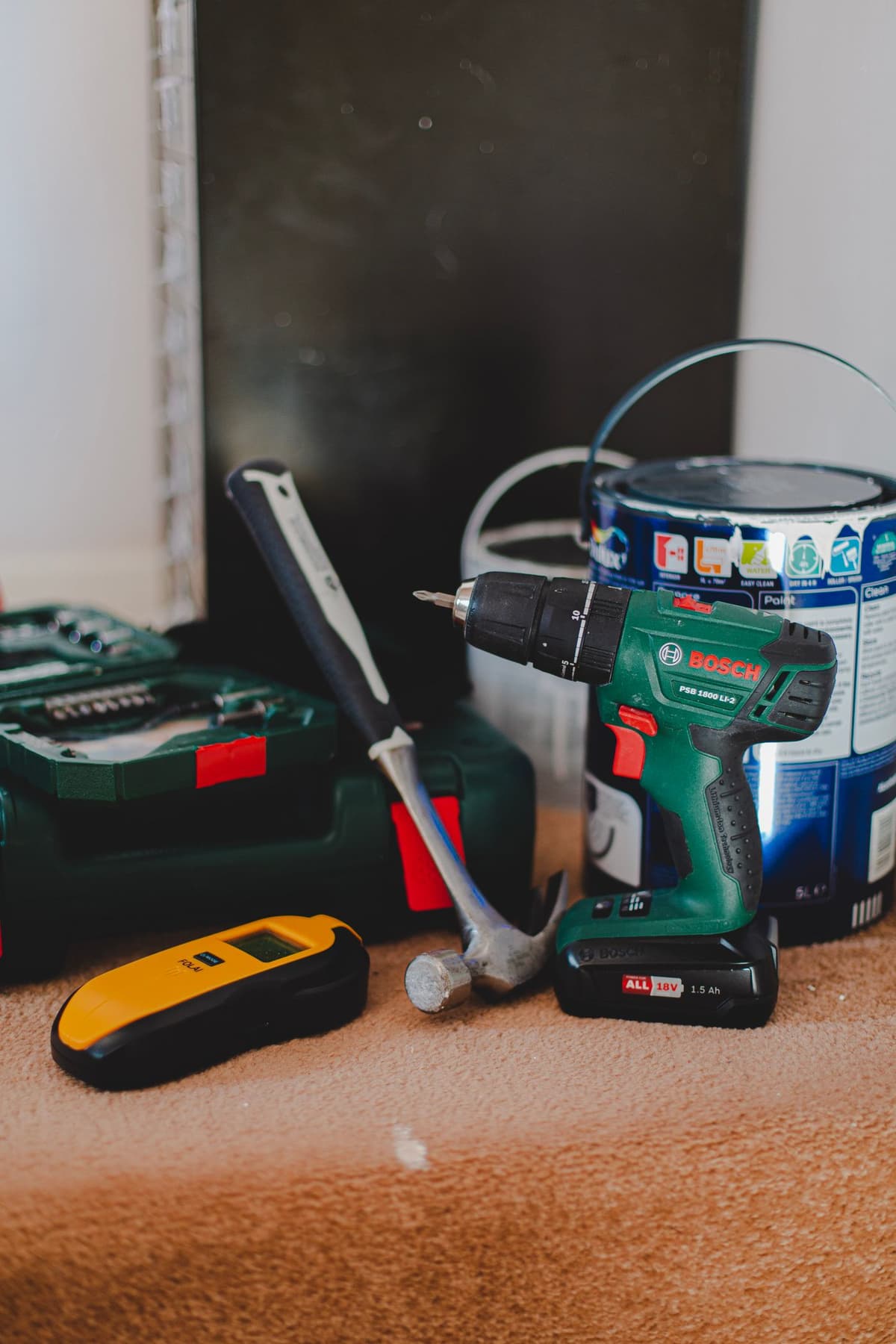 Perceuse, marteau et pot de peinture pour petits travaux
