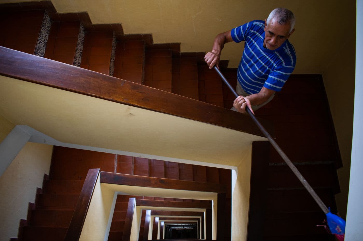 Lavage à la serpillière d'une cage d'escalier d'immeuble