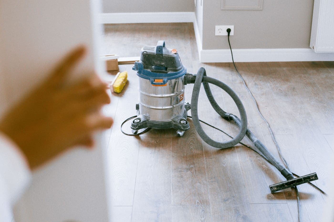 Aspirateur de chantier sur un sol après rénovation